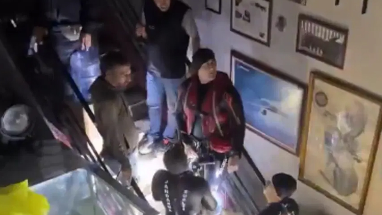 Sarıyer’de stüdyoda mahsur kalan şarkıcı Murat Boz, botla kurtarıldı